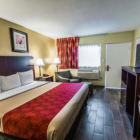 Econo Lodge Cocoa Beach - Near The Port Buitenkant foto