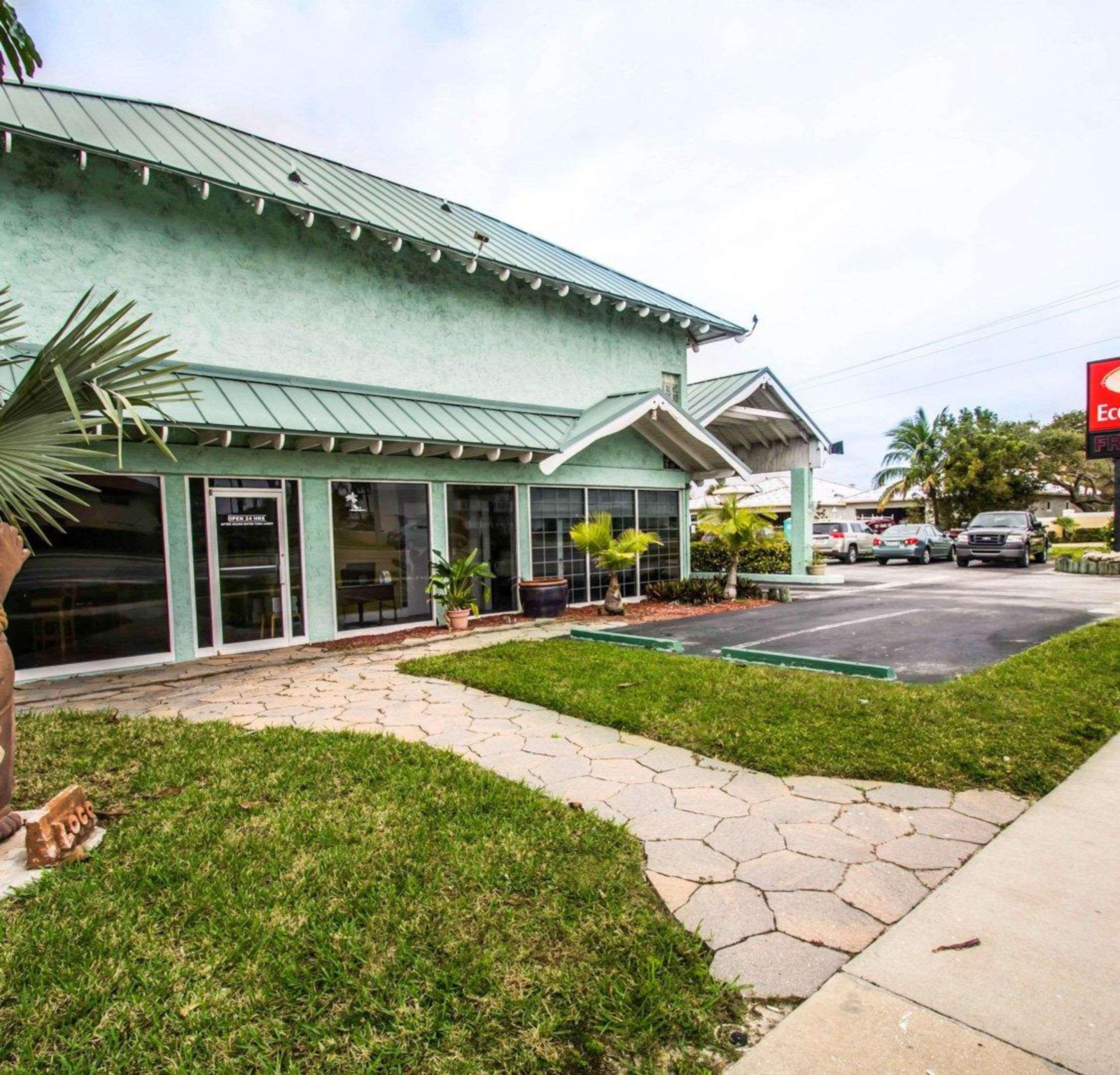 Econo Lodge Cocoa Beach - Near The Port Buitenkant foto