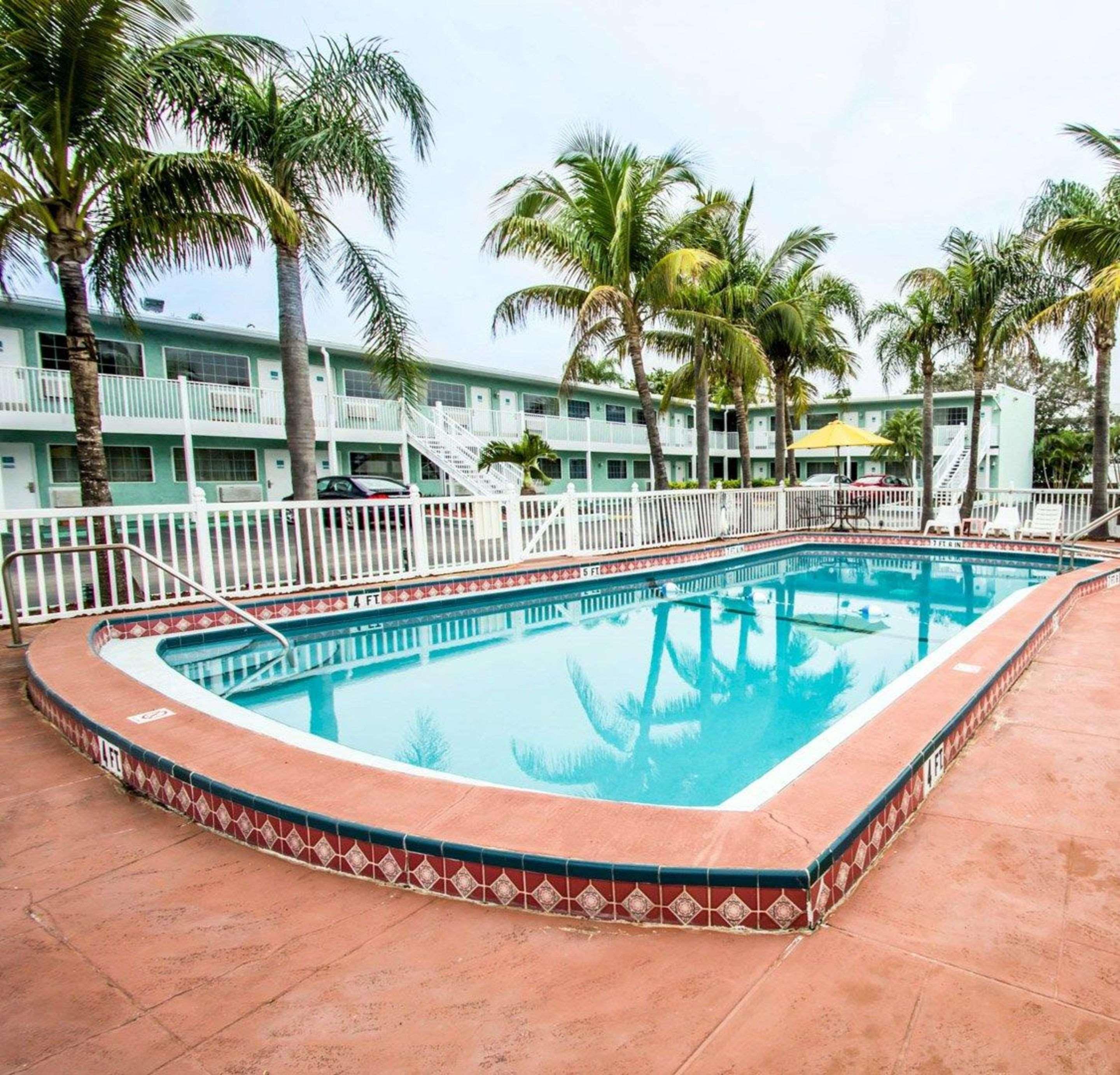 Econo Lodge Cocoa Beach - Near The Port Buitenkant foto