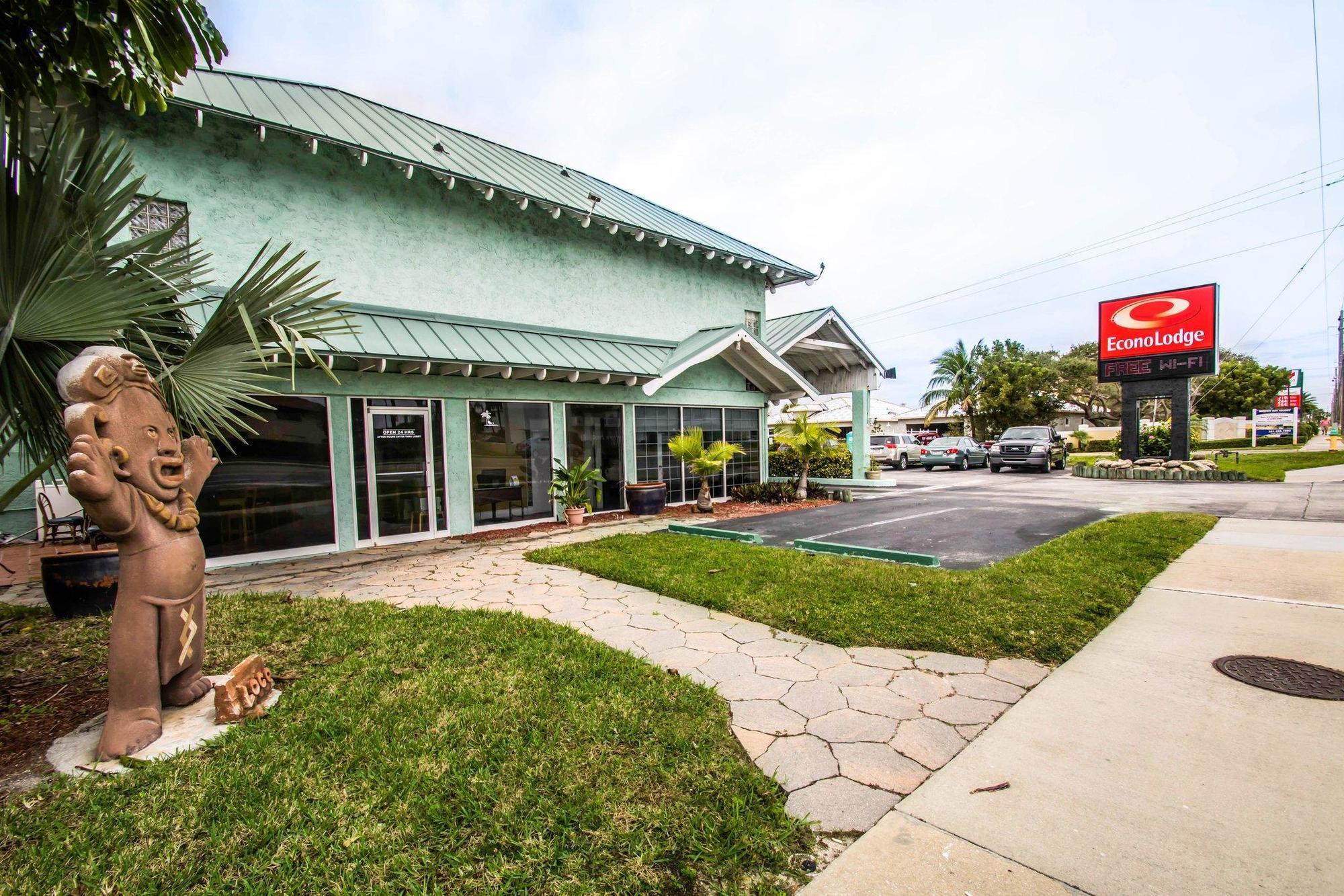 Econo Lodge Cocoa Beach - Near The Port Buitenkant foto
